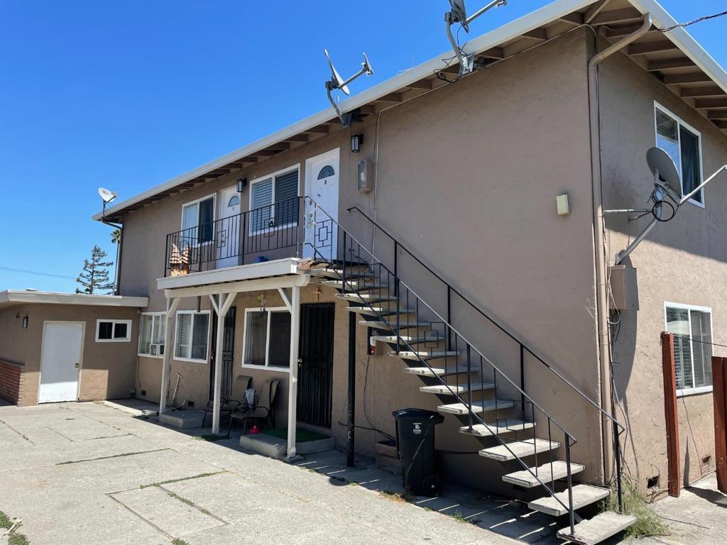 Top floor end unit featuring a 2 bedroom 1 bath unit in a 4-plex! Includes an updated kitchen, bathroom and bedrooms and double pane windows. 1 car detached car garage. No pets allowed. Less than 5 miles from Stanford Shopping Center and less than 3 miles from downtown Redwood City! As well as, lower than a 5 mile radius from Kaiser, Stanford Hospital, and Lucile Children's hospital, Easy access to Hwy 101, transportation, close to shops, and restaurants. No pets and non smokers.