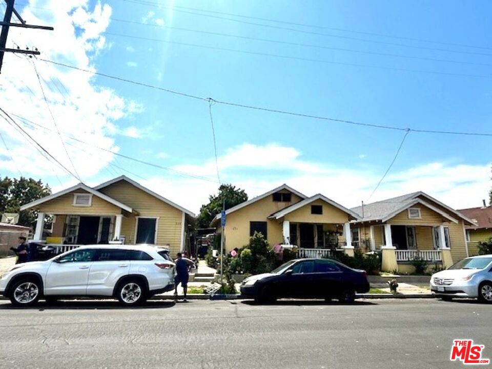 Three separate cozy Craftsman style units in Mt. Washington. Each unit is similar and features spacious living room, 1 bedroom, full bath, kitchen and dining area. Long term tenants.