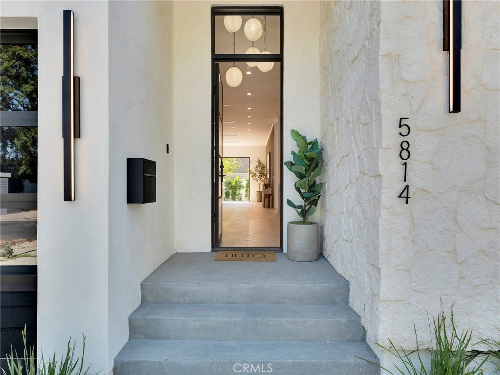 Photo of 5814 Graves Avenue, Encino, CA 91316 (MLS # SR26131126)