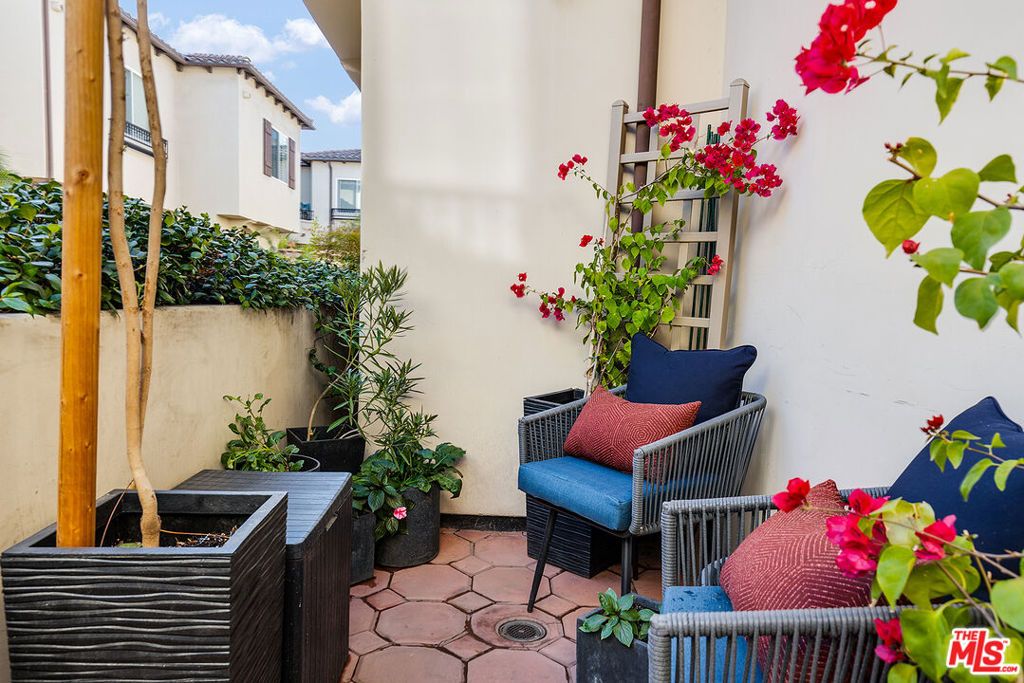 Photo of 5753 White Oak Avenue #7, Encino, CA 91316 (MLS # 25628331)