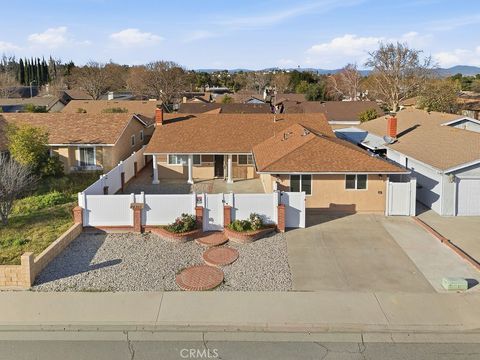 Photo of 24305 Wabuska St, Newhall, CA 91321 (MLS # SR26033900)