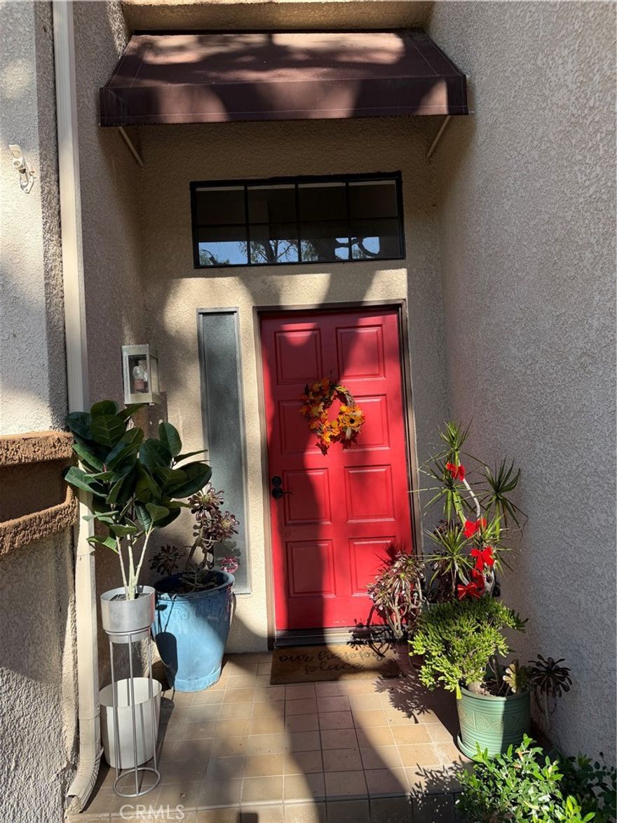 BEAUTIFUL HIDDEN VALLEY GATED COMMUNITY-POOLS-LOTS OF VEGETATION-RESORT LIKE!  COME SEE THIS 2 BEDROOMS 2.5 BATHS BEAUTY, HIGH CEILINGS, OPEN SPACE, FIREPLACE IN LIVING ROOM, VERY ATTRACTIVE KITCHEN. 2 CAR ATTACHED GARAGE.