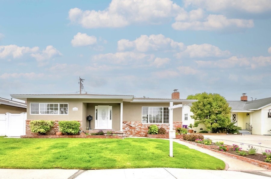 Located in the heart of the El Dorado Park area! This beautiful Long Beach home is 1493 sq. ft. single story home with 3 bedrooms and 2 bathrooms, a great room/dining room area, and a detached garage. It also features a beautiful, landscaped backyard with a covered patio and trees.
This bright and airy home has some new additions such as kitchen appliances, new kitchen flooring and countertops, as well as some original features like beautiful hardwood floors and central heating and air. The home is just a 3 min. drive to Stanford Middle School, Millakin High School and Los Altos Grace Elementary School. Local shopping centers and medical facilities are less than 5 min. drive away 405/605 freeway are close in proximity.