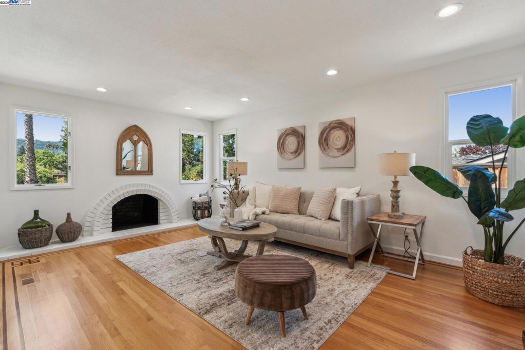 5571 San Jose Dr