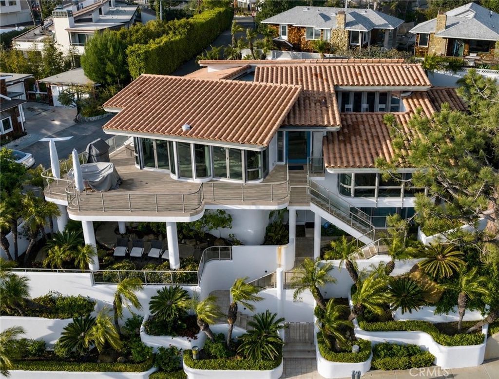 Photo of 594 Cliff Drive, Laguna Beach, CA 92651 (MLS # LG26129595)