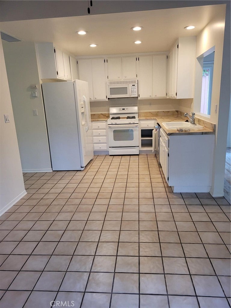 2212 Laurel, Newport Beach CA 92663 - Photo 9