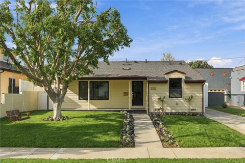 Photo of 535 N Griffith Park DR, Burbank, CA 91506 (MLS # SR26233804)