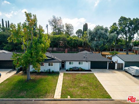 Photo of 970 Calle Nogal, Thousand Oaks, CA 91360 (MLS # 25590821)