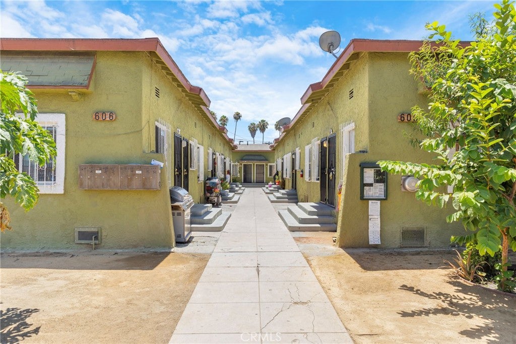 606 W 81st