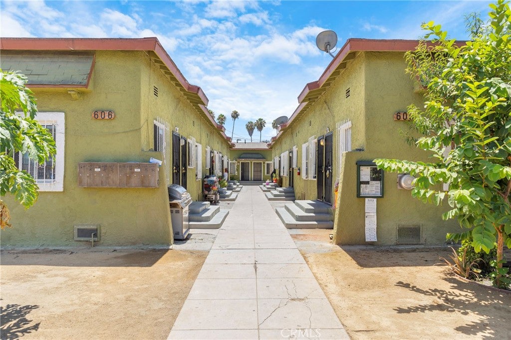 606 W 81st