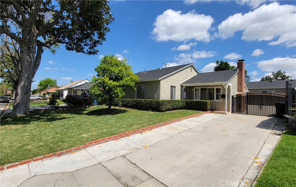 Discover this charming 3-bedroom, 1-bathroom home in Whittier, boasting a prime location near shops and trails. The cozy living room features a fireplace and vaulted ceilings, creating a warm and inviting atmosphere. The kitchen comes equipped with appliances and hardwood floors, blending style and functionality seamlessly.
Each bedroom offers comfort with carpet flooring, fans, and one including an A/C unit for added convenience. Step outside to the backyard oasis, complete with a shed, covered patio, and ample green space for outdoor enjoyment.
Parking will never be an issue with the space available. PLEASE NOTE THAT THIS LEASE EXCLUDES THE SMALL ADU IN BACK. Don't miss the opportunity to rent this great home in Whittier!