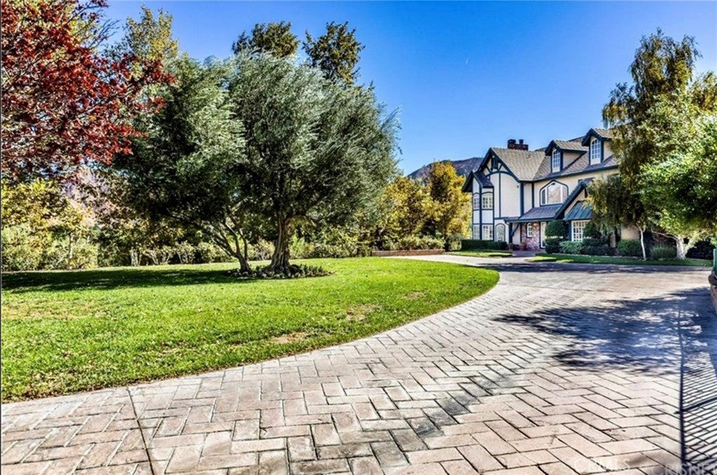 Photo of 16418 Cambria Estates Lane, Canyon Country, CA 91387 (MLS # WS26215825)