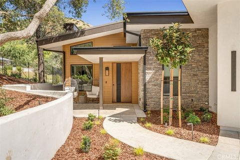 Photo of 888 Oakglade, Monrovia, CA 91016 (MLS # AR26076958)