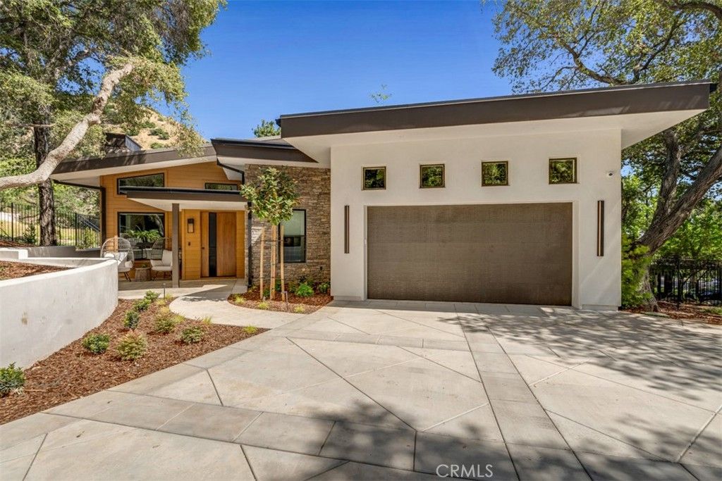 Photo of 888 Oakglade, Monrovia, CA 91016 (MLS # AR26076958)