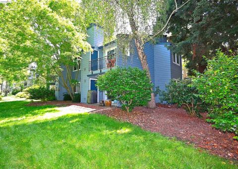Photo of 40 Emery Bay Dr Dr, Emeryville, CA 94608 (MLS # 41132422)