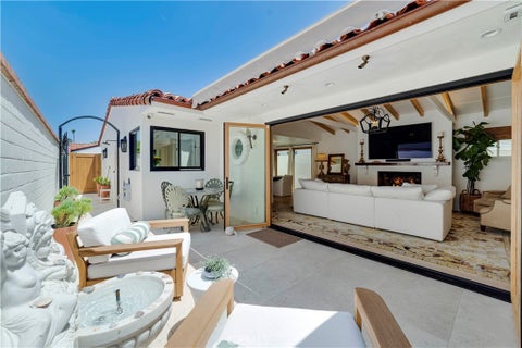 Photo of 106 Via Cordova, Newport Beach, CA 92663 (MLS # OC25150273)