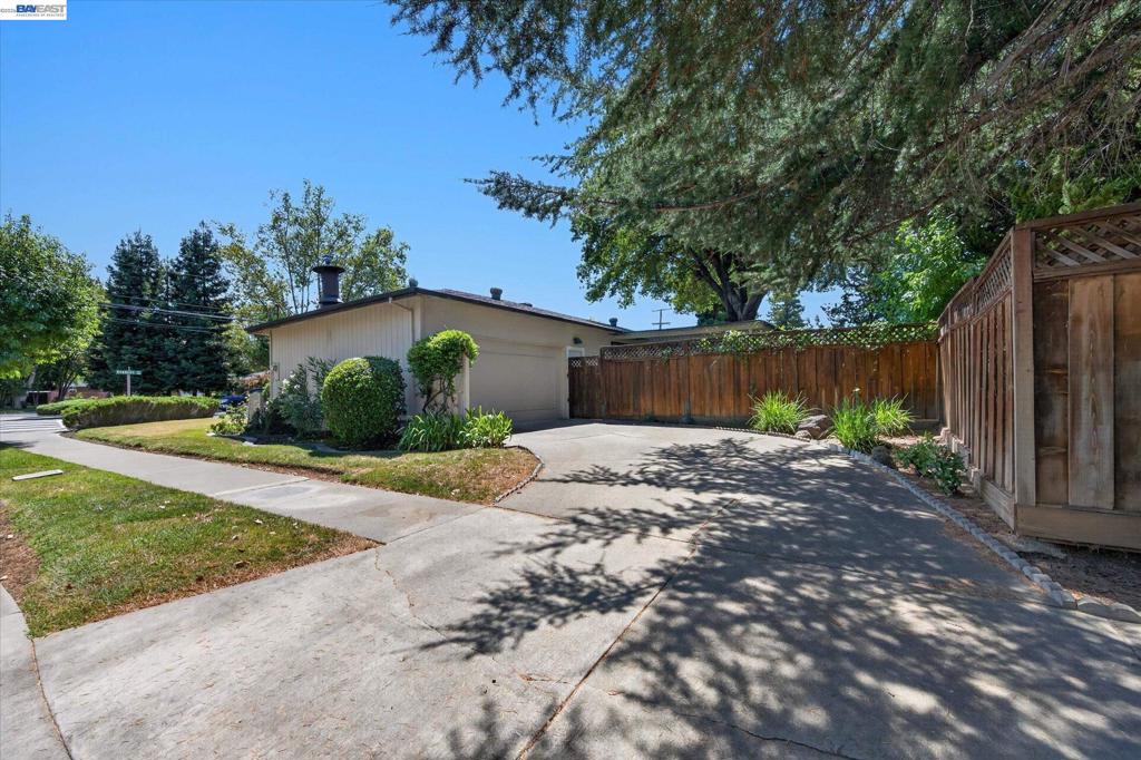 1787 Roxbury Dr