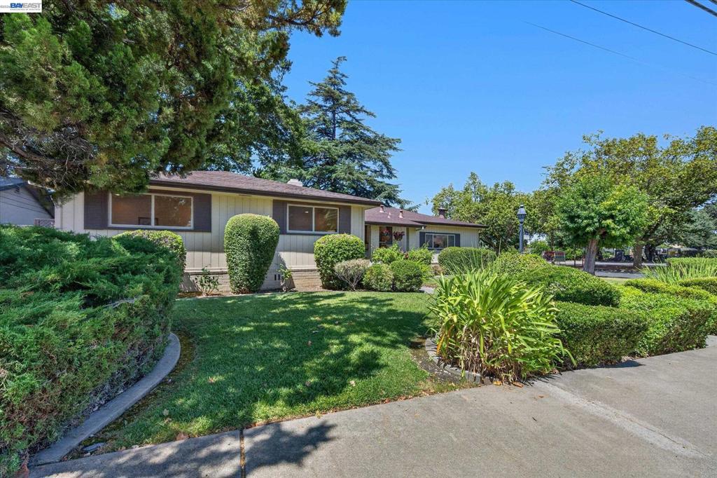 1787 Roxbury Dr