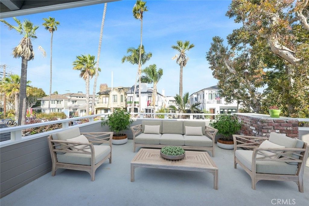 Photo of 411 Goldenrod Ave #B, Corona Del Mar, CA 92625 (MLS # LG26094904)