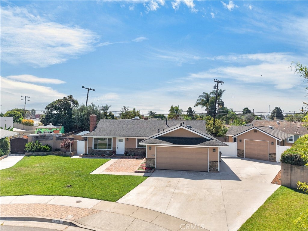 6832 Alexandria