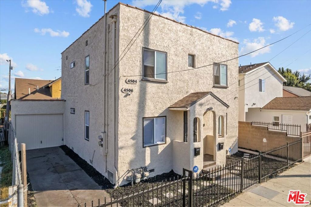 Main image without alt text