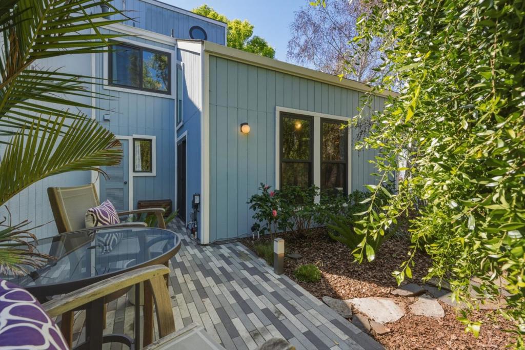 221 N Rengstorff Avenue