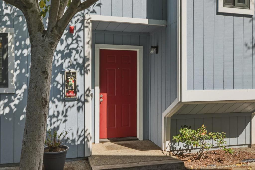 221 N Rengstorff Avenue 1