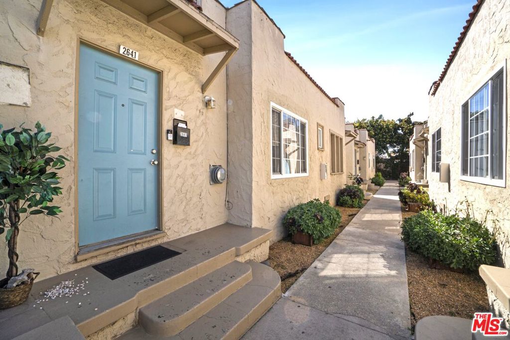 2637 S Redondo Boulevard