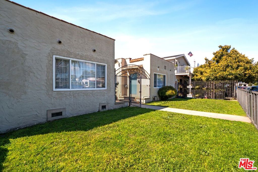 2637 S Redondo Boulevard