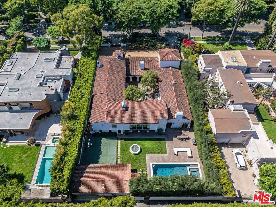 Photo of 820 N Roxbury Drive, Beverly Hills, CA 90210 (MLS # 26839607)