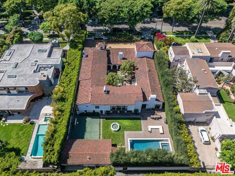 Photo of 820 N Roxbury Drive, Beverly Hills, CA 90210 (MLS # 26839607)