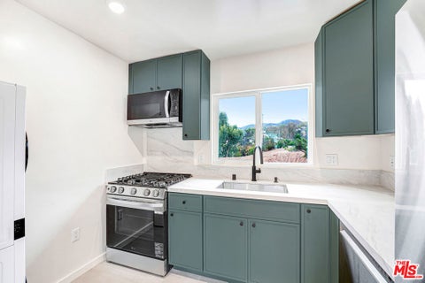 Photo of 16185 W Sunset Blvd BLVD #10, Pacific Palisades, CA 90272 (MLS # 26985867)