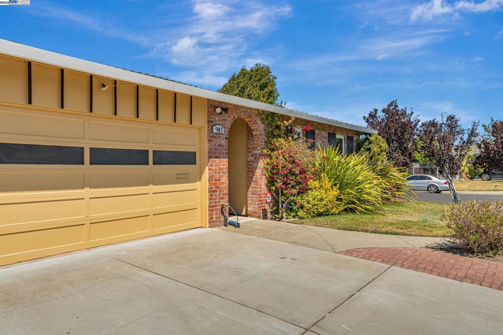Properties 4 947 Crane Ave