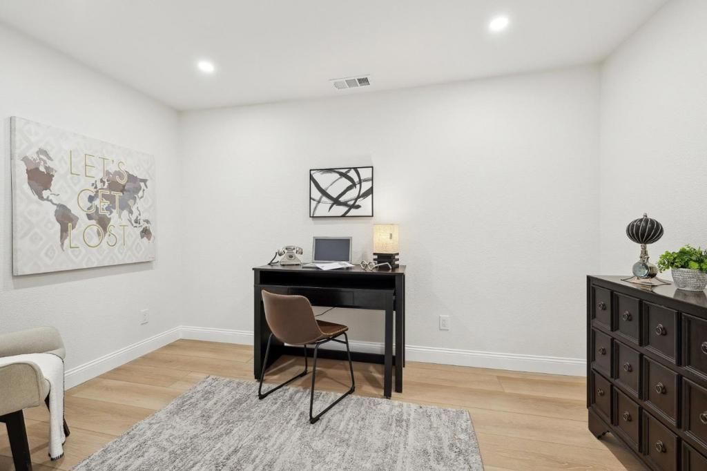 listing image 130725535911308742915