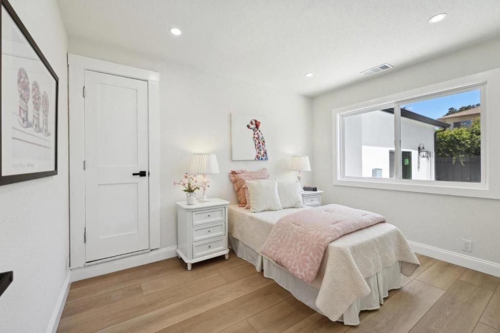 listing image 130720489288301369600