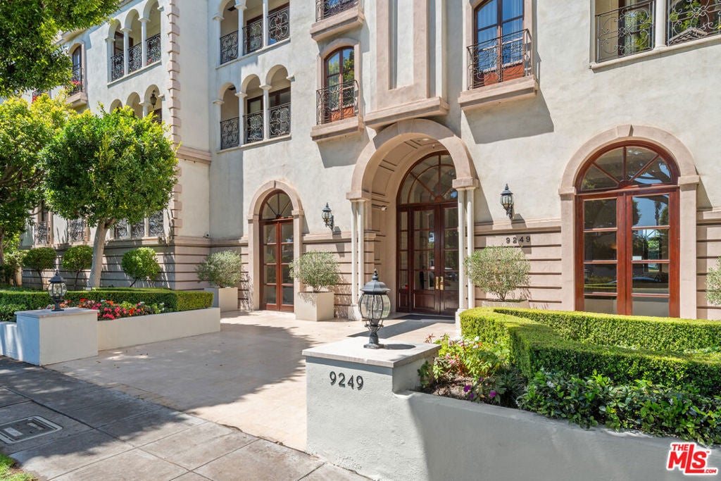 Photo of 9249 Burton Way #302, Beverly Hills, CA 90210 (MLS # 26984265)