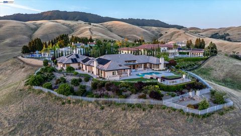 Photo of 3301 Deer Hollow Dr DR, Danville, CA 94506 (MLS # 41135717)
