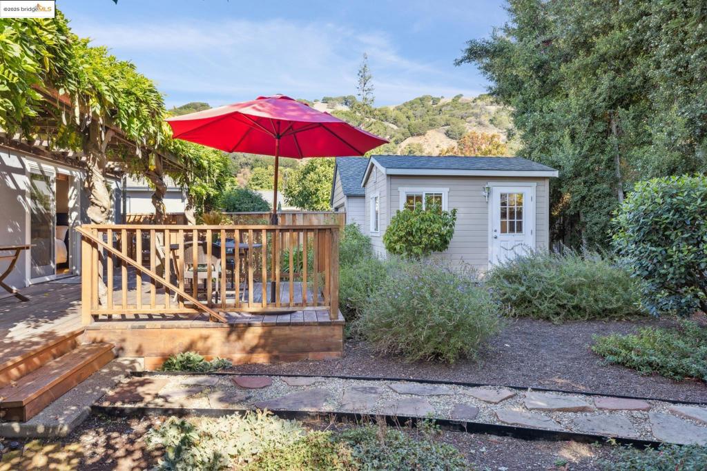 SHEFFIELD VILLAGE - Residential