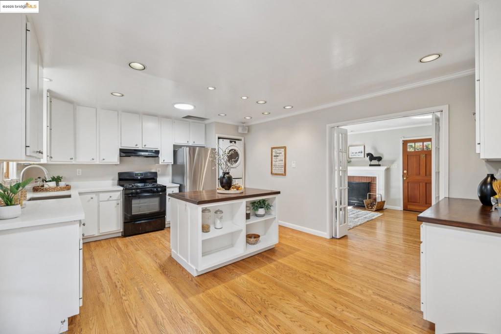 SHEFFIELD VILLAGE - Residential