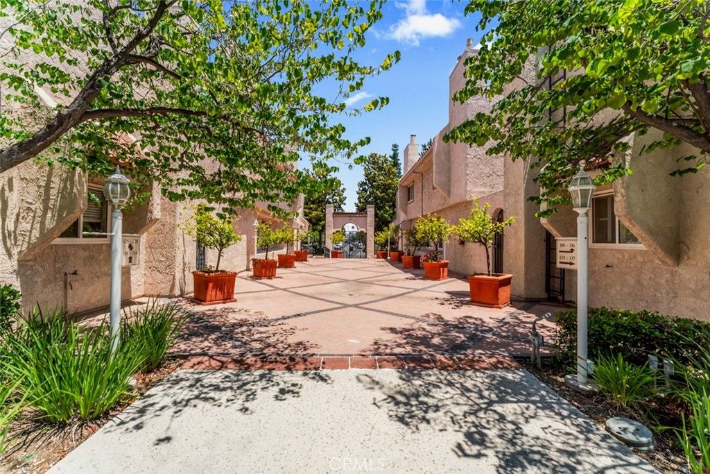 Photo of 5401 Zelzah #114, Encino, CA 91316 (MLS # SR25278486)