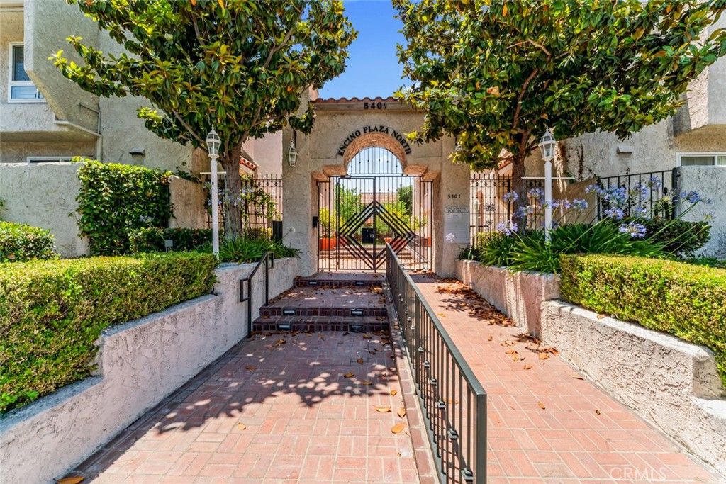 Photo of 5401 Zelzah #114, Encino, CA 91316 (MLS # SR25278486)