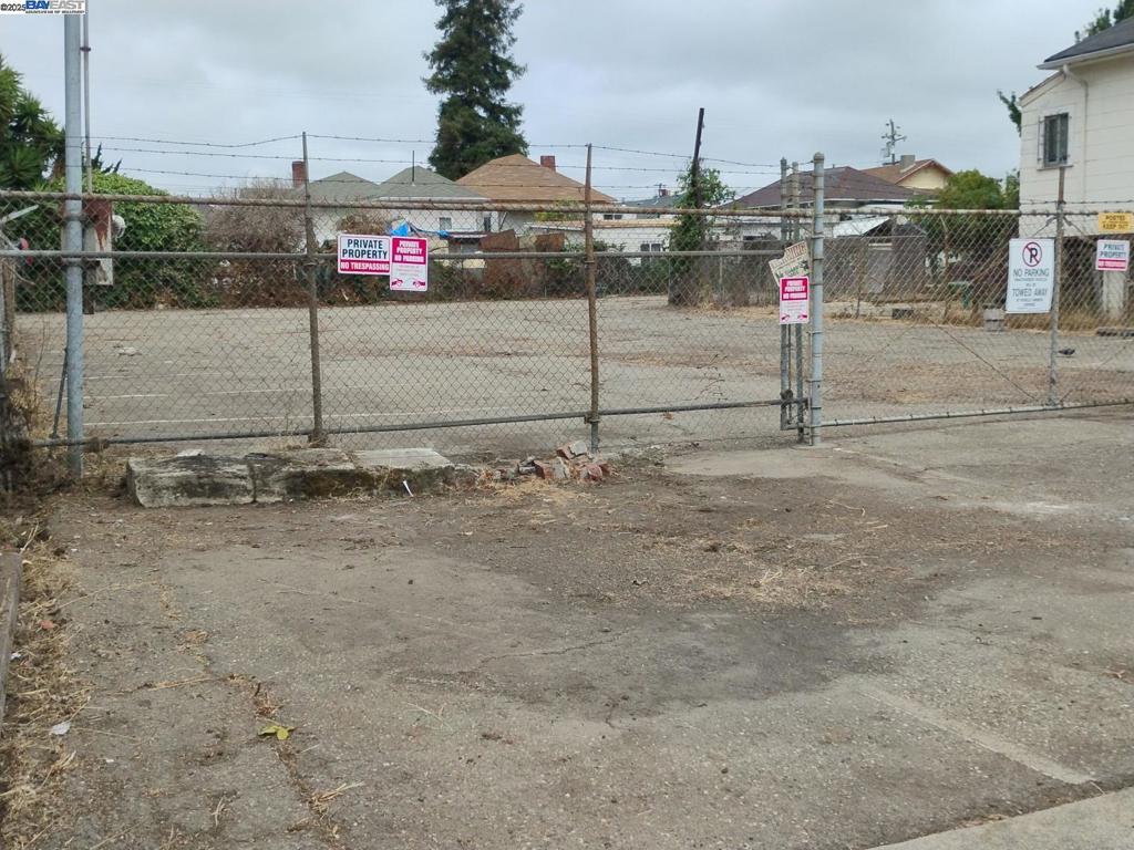 FRUITVALE DISTR - Land