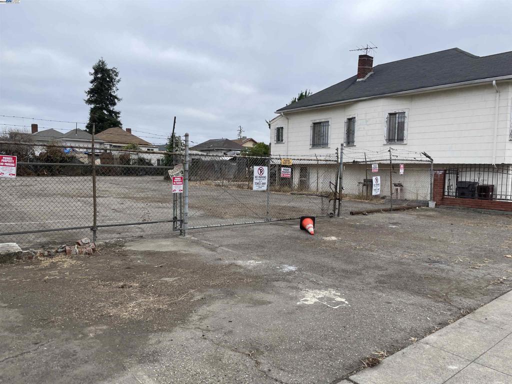 FRUITVALE DISTR - Land