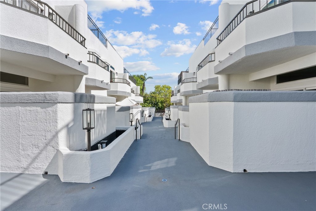 5010 Cahuenga Boulevard 107