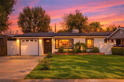 Photo of 22027 Viscanio Rd, Woodland Hills, CA 91364 (MLS # SR26045661)