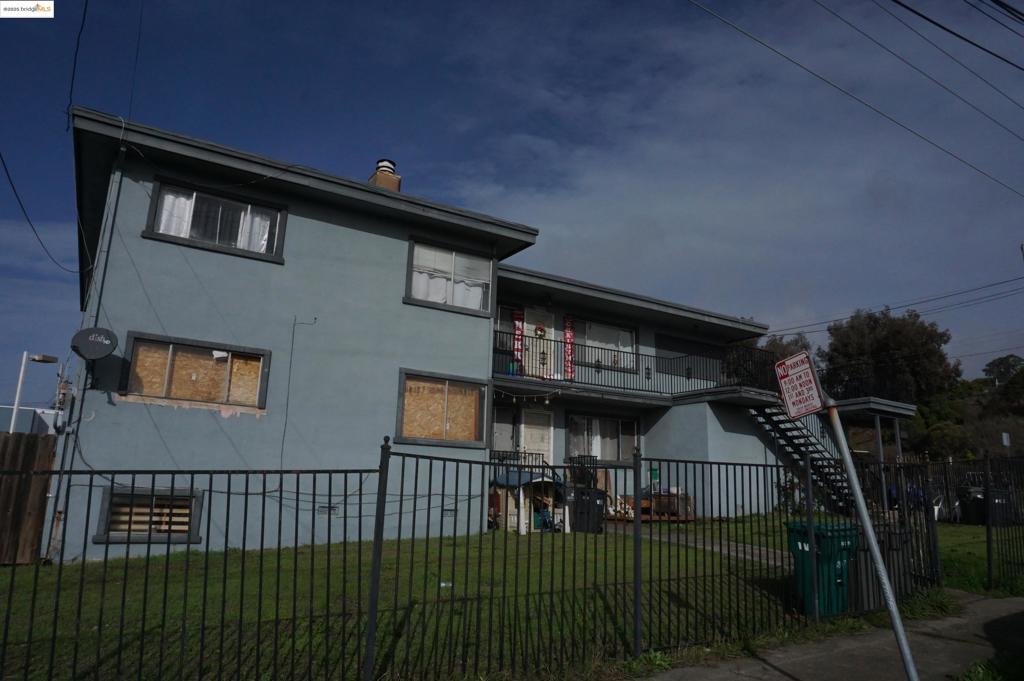 This 4plex has a great income potential. One vacant unit Each unit has indivdual electric, gas and water meters Addresses 2805, 2807, 2809 2811. Each unit has one garage space and an additional off-street parking space