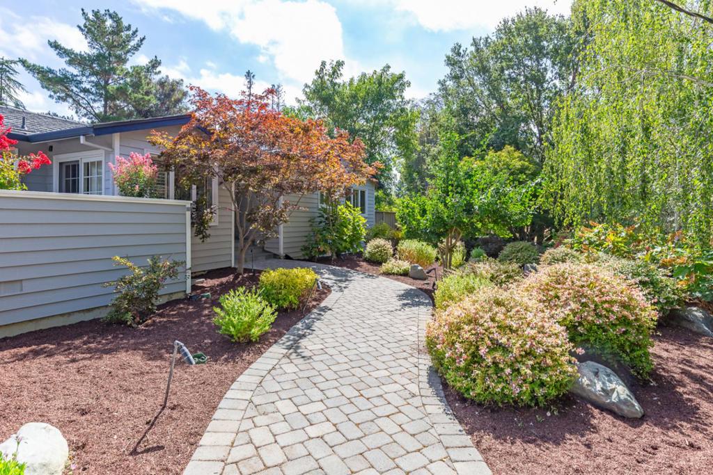 1025 Border Road