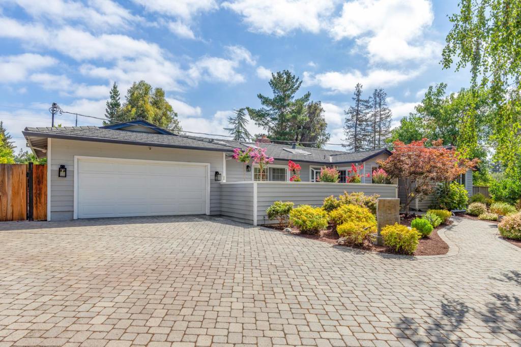 1025 Border Road