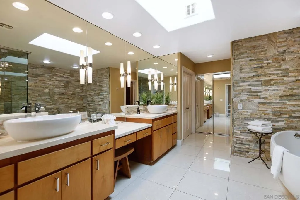 La Jolla, California 92037, United States, 3 Bedrooms Bedrooms, ,3 BathroomsBathrooms,Residential,Active,204311