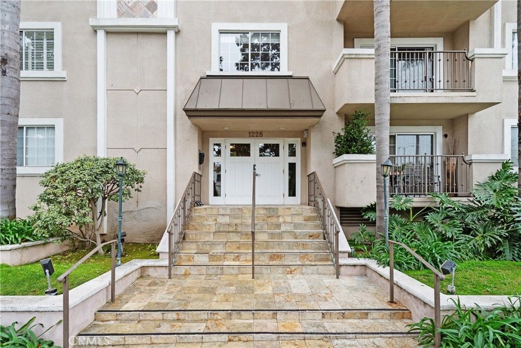 Photo of 1228 14th Street #105, Santa Monica, CA 90404 (MLS # SR26002953)